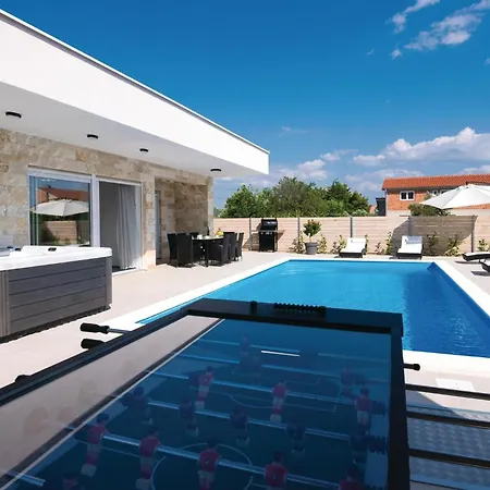 Holiday home Stunning In With Jacuzzi Sukosan