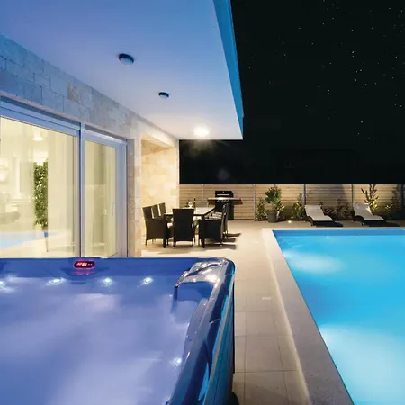 Stunning In With Jacuzzi *