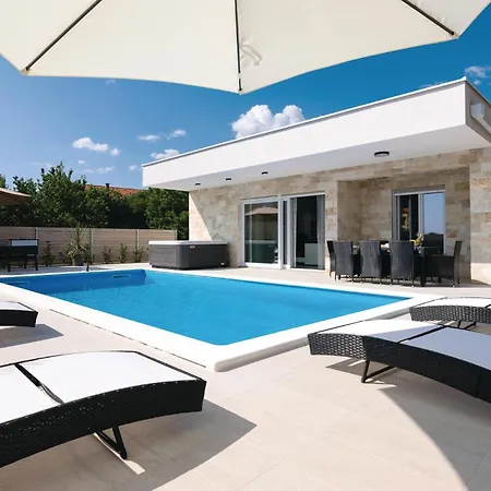 Holiday home Stunning In With Jacuzzi *