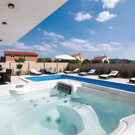 Stunning In With Jacuzzi Holiday home