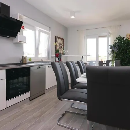 Holiday home Stunning In With Jacuzzi *